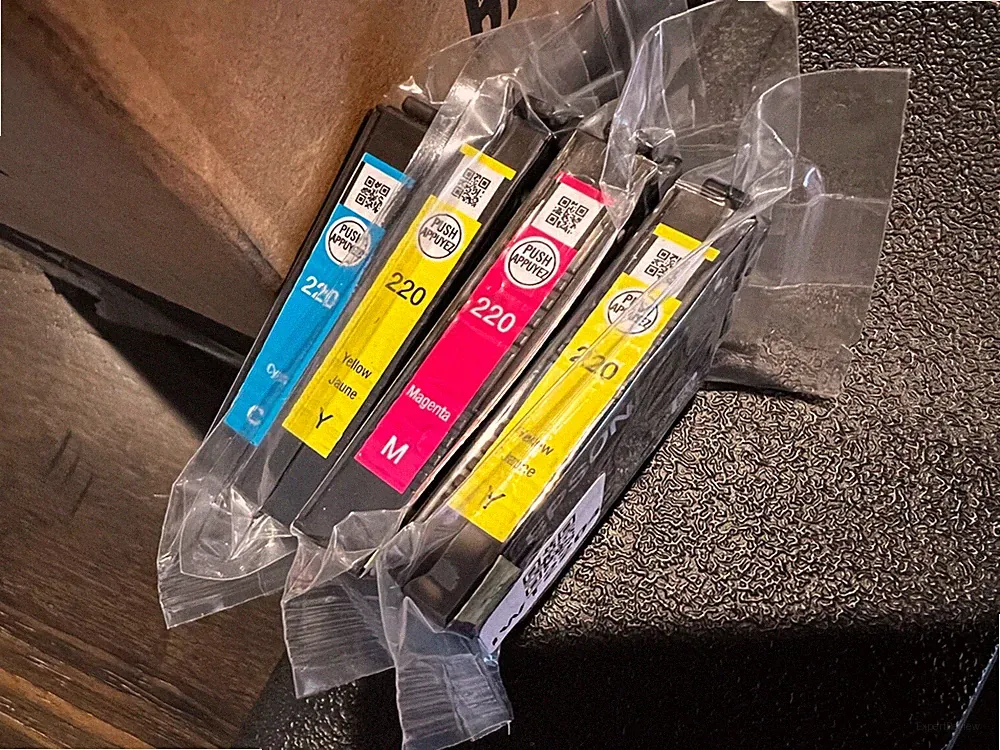 Genuine Epson 220 Printer Ink - Cyan, Magenta, (2) Yellow Jaune Brand New Sealed